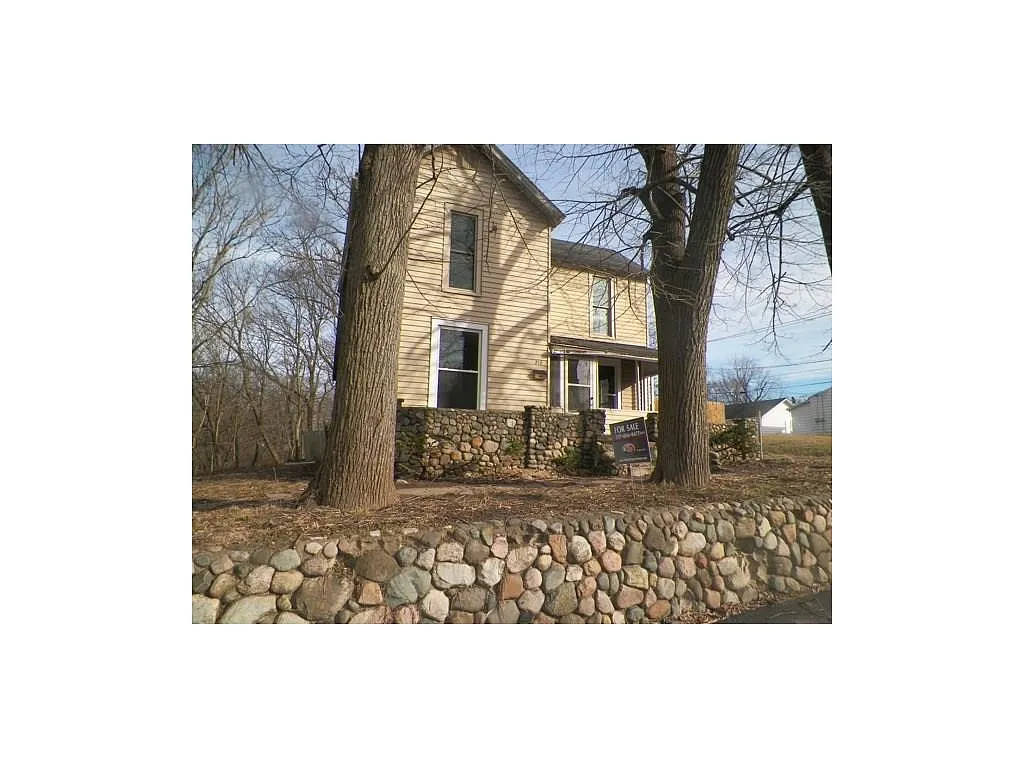 212 Bluff St photo 1
