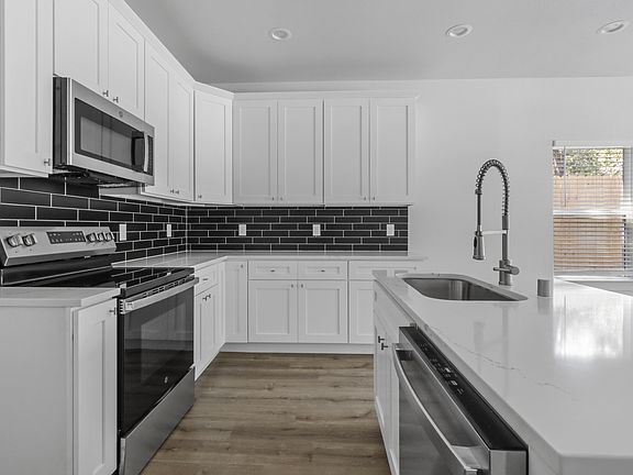3rd image of 820 Dubois St