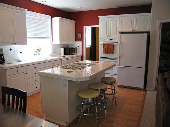 Wonderful Kitchen w/Huge Pantry