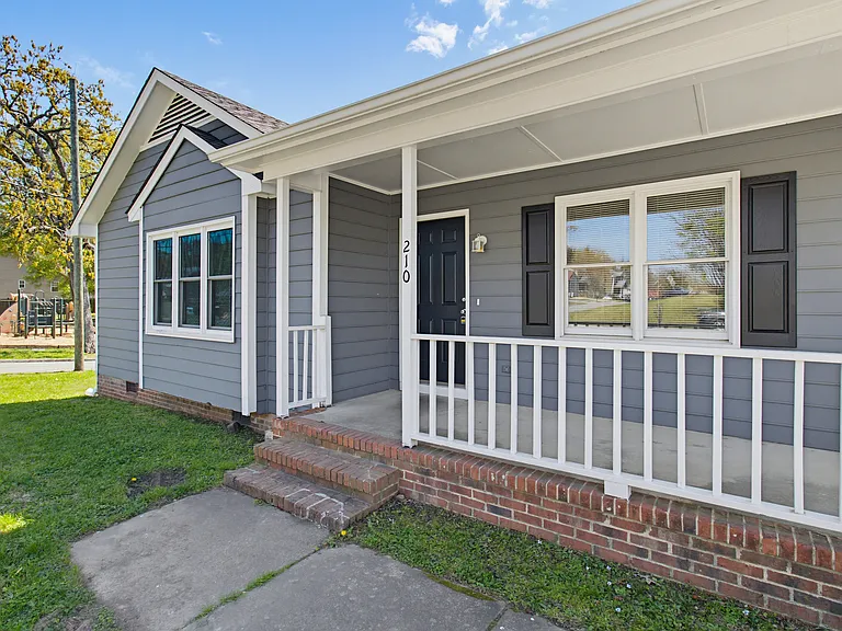 210 E McCulloch St — Photo 2