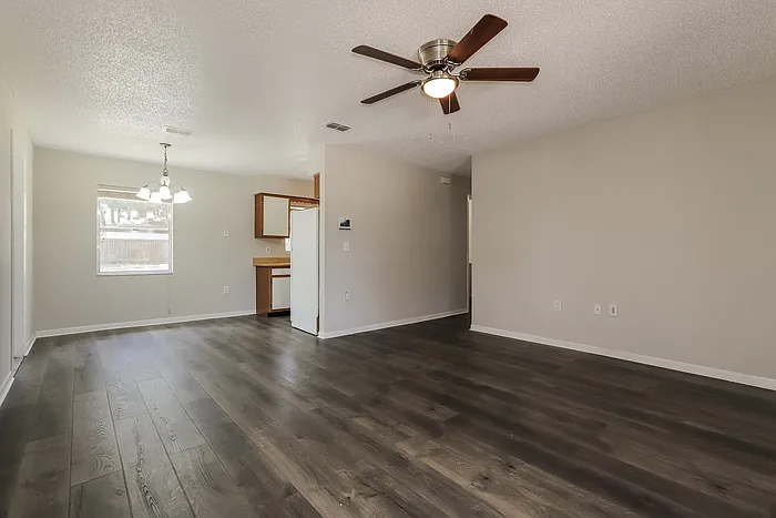 3 bed, 1.0 bath, 1000 sqft, $1,629 — Photo 3
