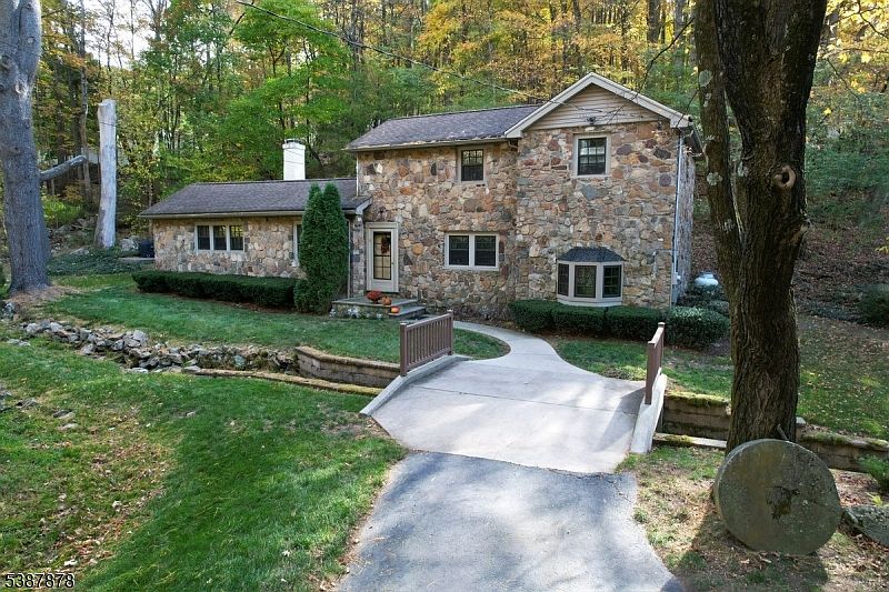 1st image of 63 Sanatorium Rd