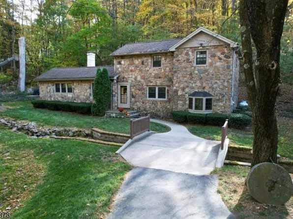 63 Sanatorium Rd, Glen Gardner Boro, NJ 08826