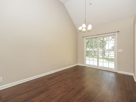 5th image of 920 Seven Oaks Blvd
