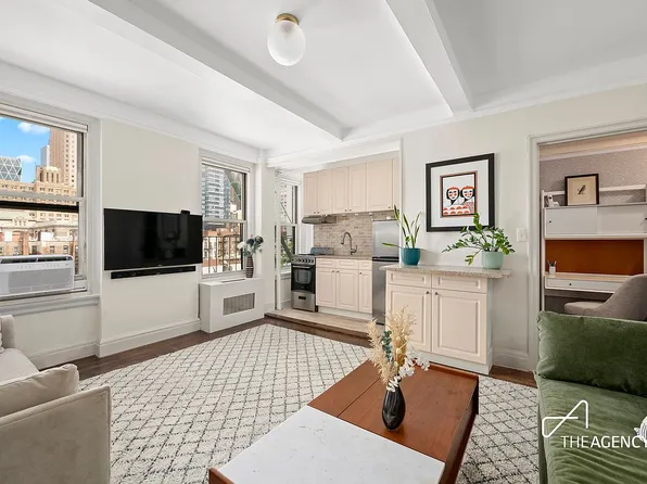 325 W 45th St APT 819, Manhattan, NY 10036