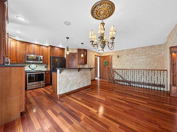 2nd image of 2718 W Independence Ct