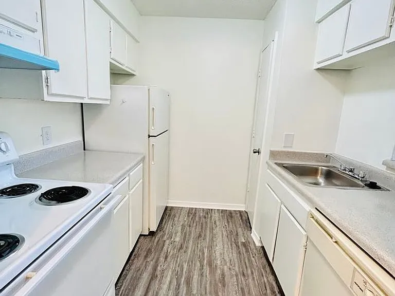 Almonte Apartments — Photo 35
