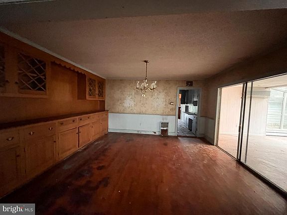 5th image of 128 Bloomingdale Ave