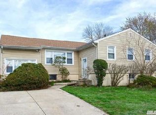 67 Heatherfield Rd, Valley Stream, NY 11581