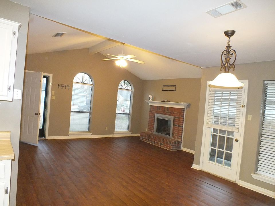 2nd image of 6 Oak Forest Pl