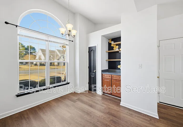 2021 Livingston St — Photo 11