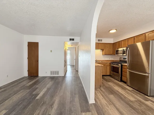 Updated Downtown 1 Bed w/ free WIFI & Gated Parking, 1021 Coal Ave SW #20, Albuquerque, NM 87102