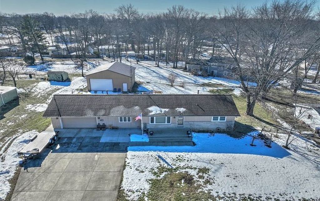 145 W Walnut St - Property Image