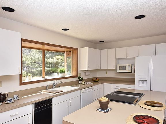 4th image of 15 Orchard Park Dr