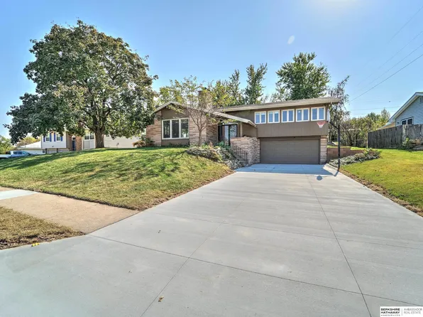 8201 Robin Hill Ave, Omaha, NE 68127