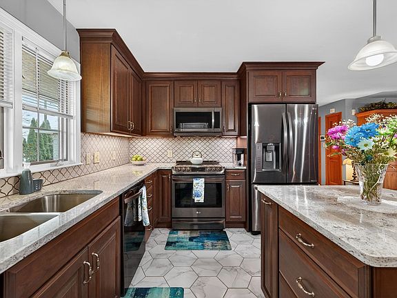 5th image of 118 River Road