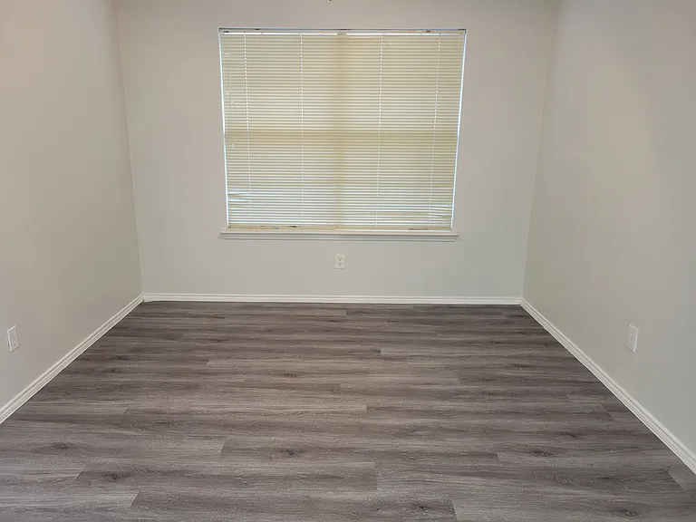 2450 Meadowgate Ln — Photo 5