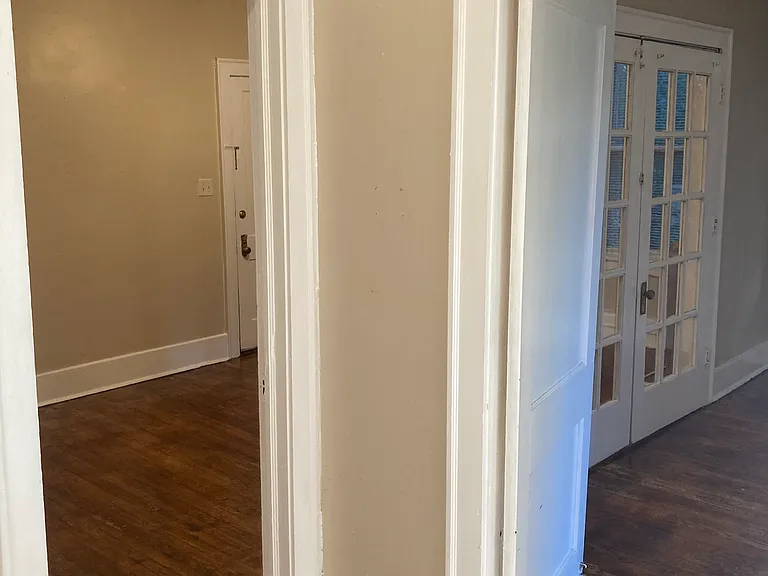 Colonial Apartments — Photo 23