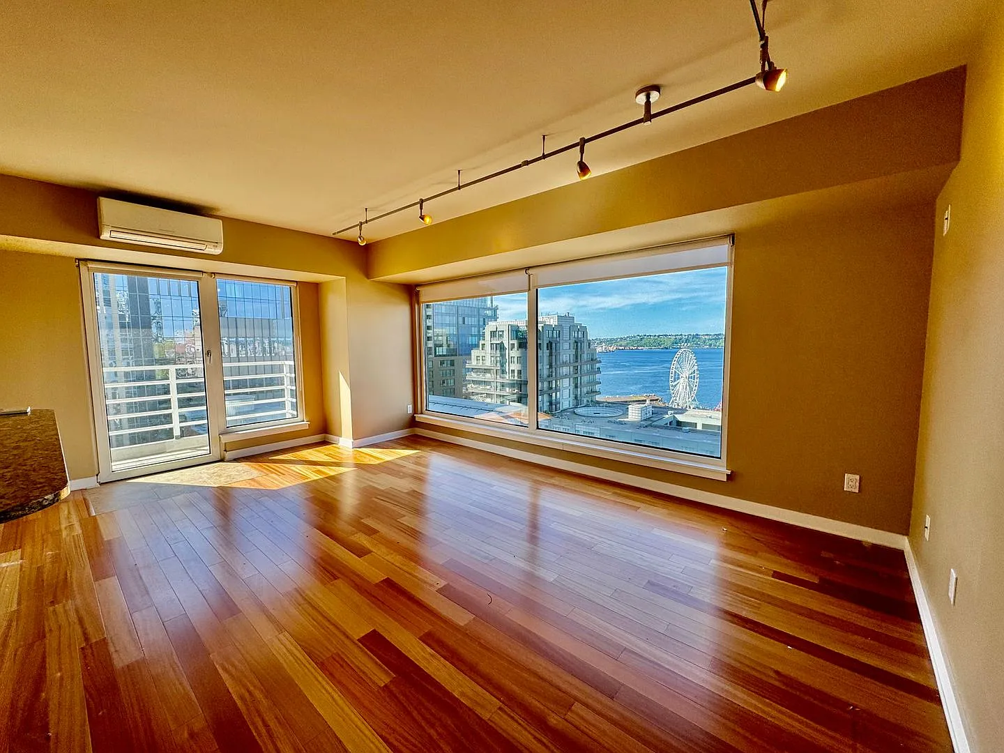 $500 Off First Month's Rent Views Of Puget Sound And Iconic Great Wheel. Renovated Condo In Highl... — Photo 2