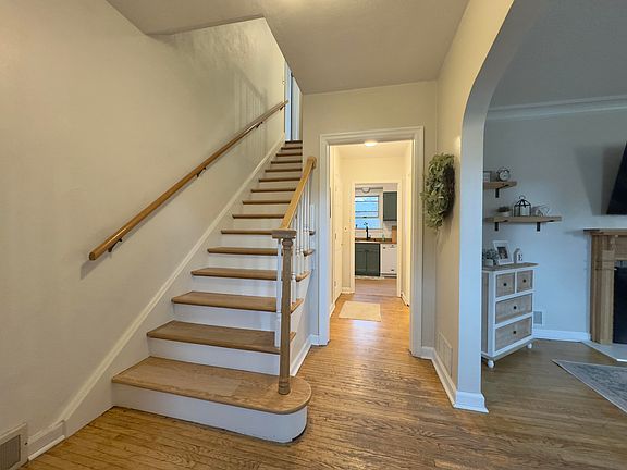 5th image of 217 Hursley St