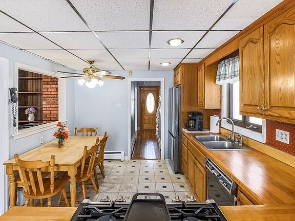 4th image of 886 Canterbury St