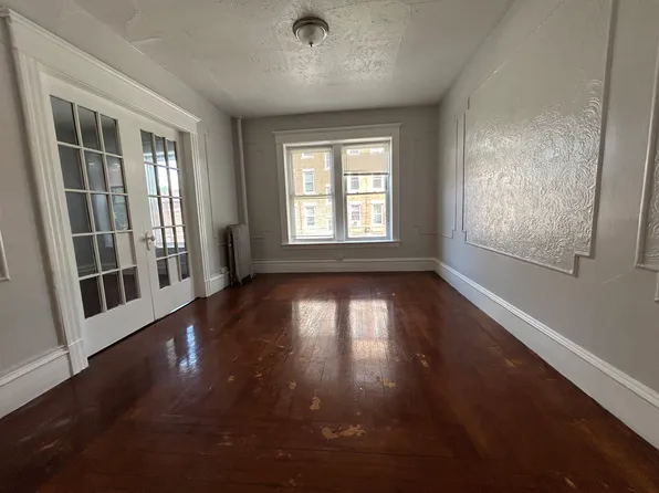 211 Walnut St #2R, Holyoke, MA 01040