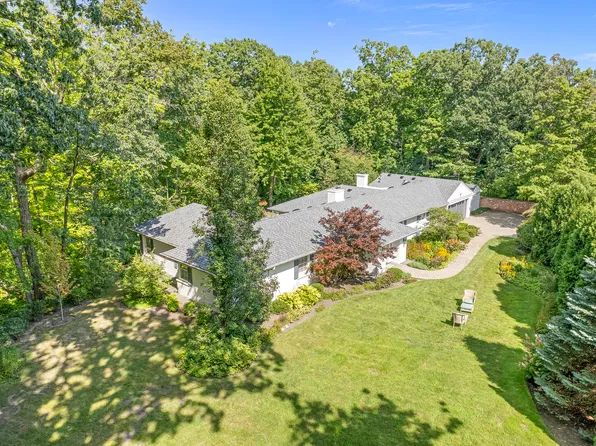 1020 E Westleigh Rd, Lake Forest, IL 60045