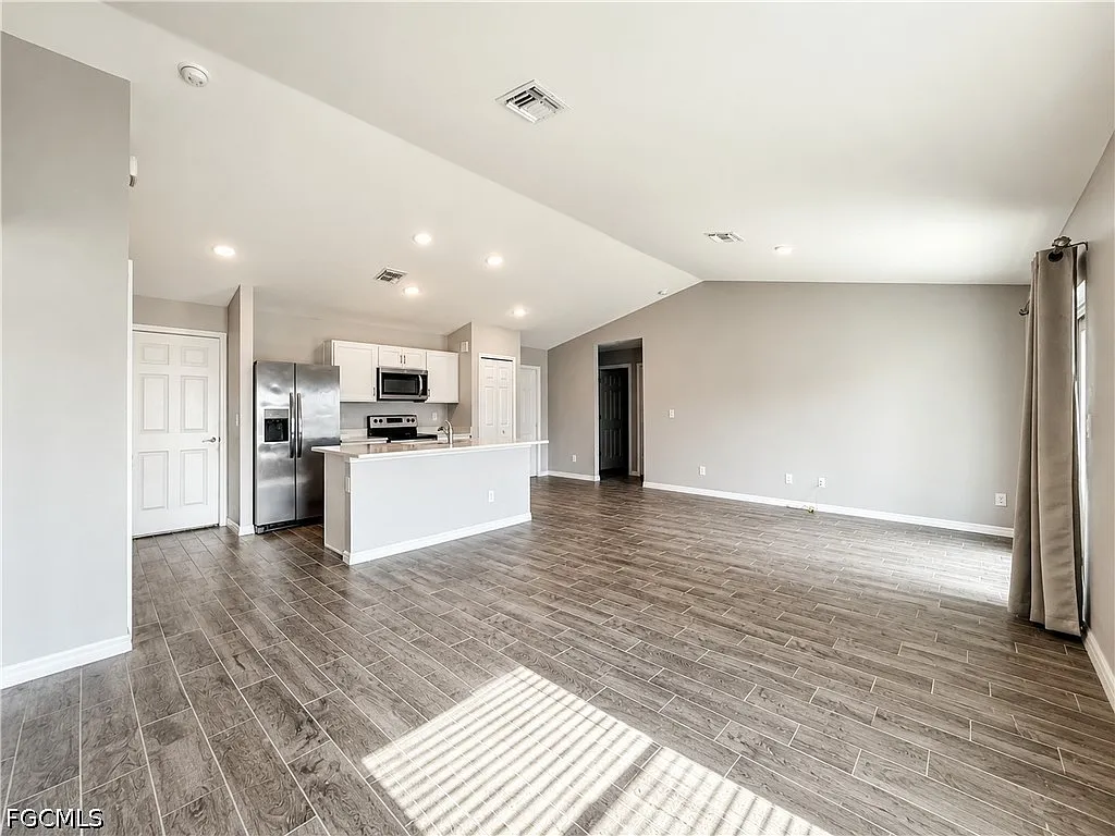 4 bed, 2.0 bath, 1426 sqft, $1,895 — Photo 1