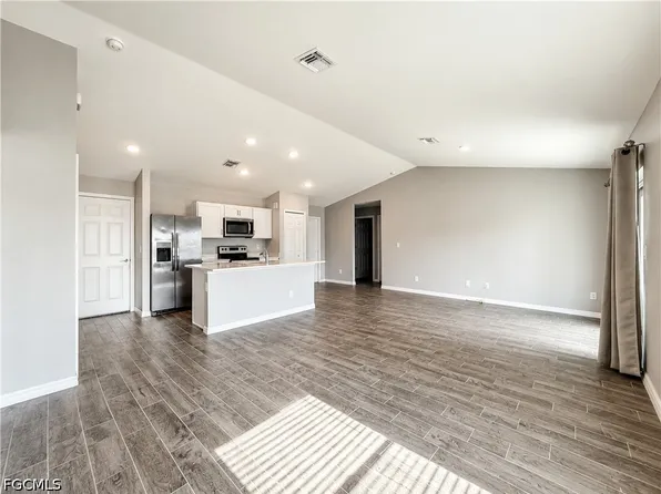 2728 NE 5th Place Cpe, Coral, FL 33909