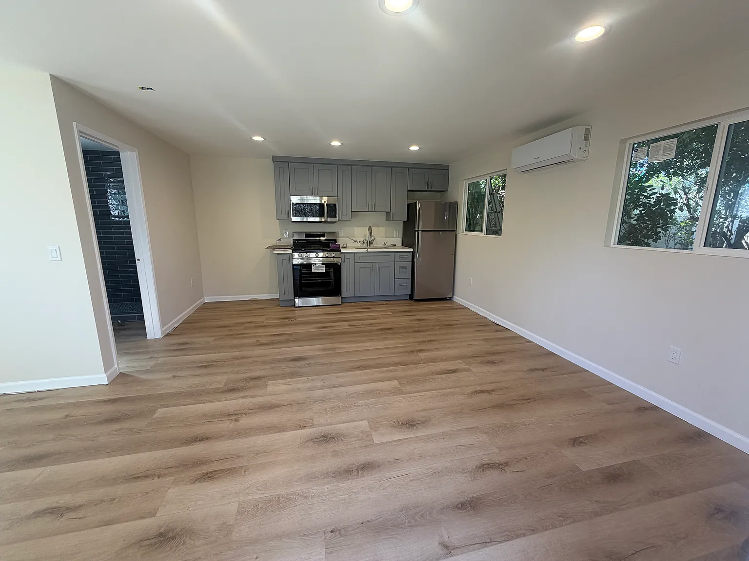 Studio, 400 sqft, $2,500 — Photo 2