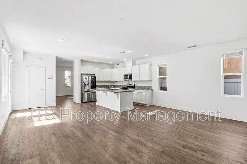 3 bed, 2.5 bath, 2015 sqft, $2,795 — Photo 3