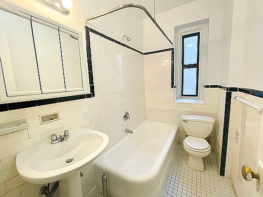 2nd image of 4863 Broadway APT 6P