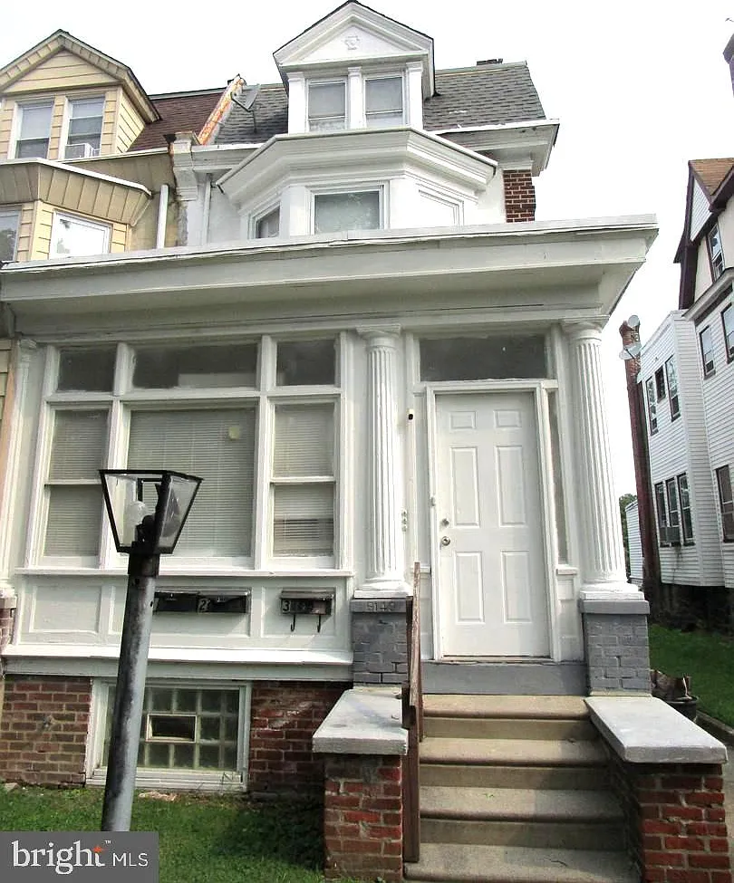 2 bed, 1.0 bath, 2832 sqft, $1,425 — Photo 1
