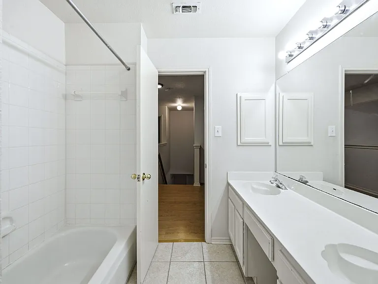 832 Dimrock — Photo 38