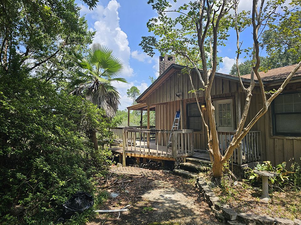 Cottage style home. 2 porches