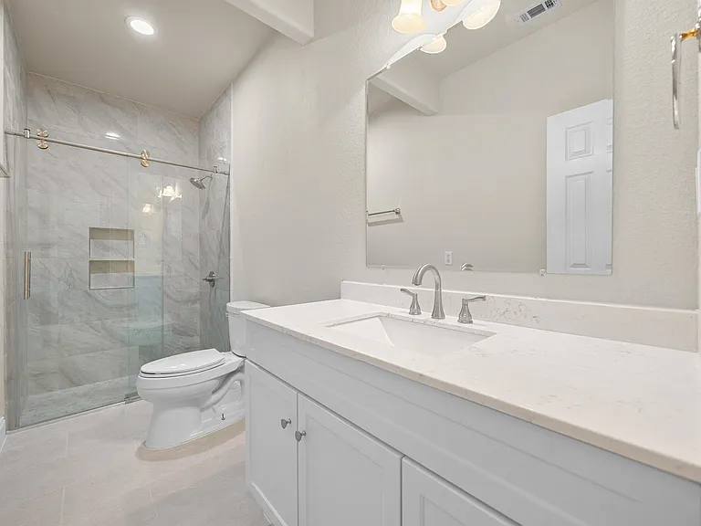 823 E 38th St — Photo 22