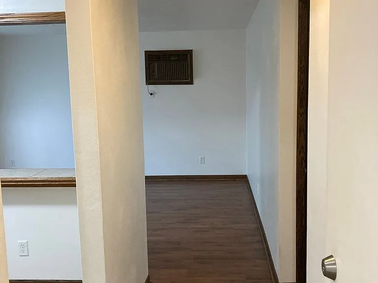 Immaculate Updated 2 Bedroom — Photo 20