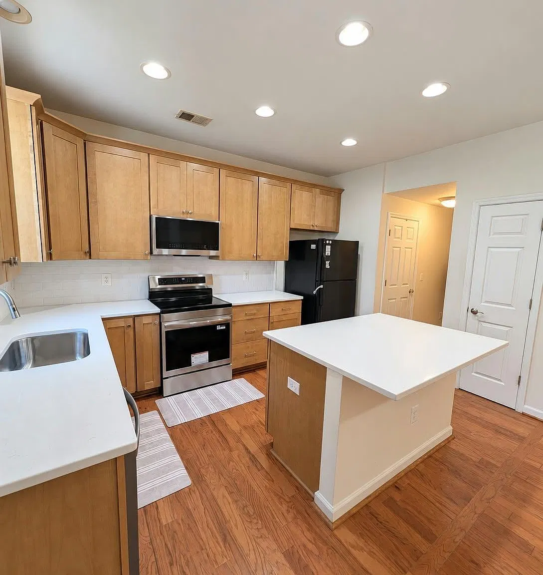 2 bed, 2.5 bath, 1430 sqft, $2,150 — Photo 3