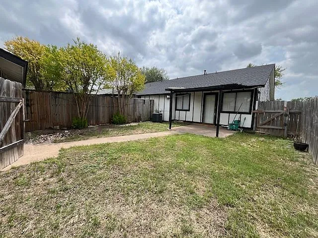 1410 W Braker Ln #B — Photo 7