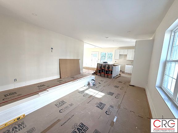 4th image of 140 Summer St #1