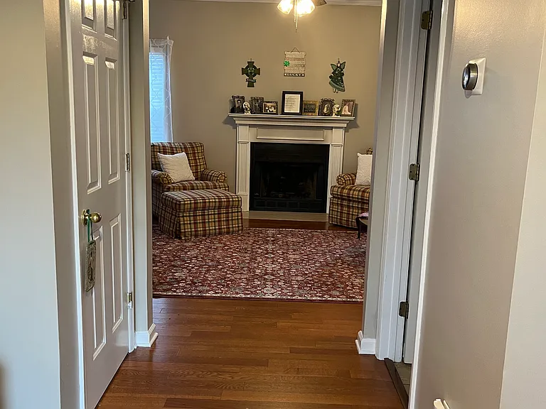 1018 Glastonbury Dr — Photo 3
