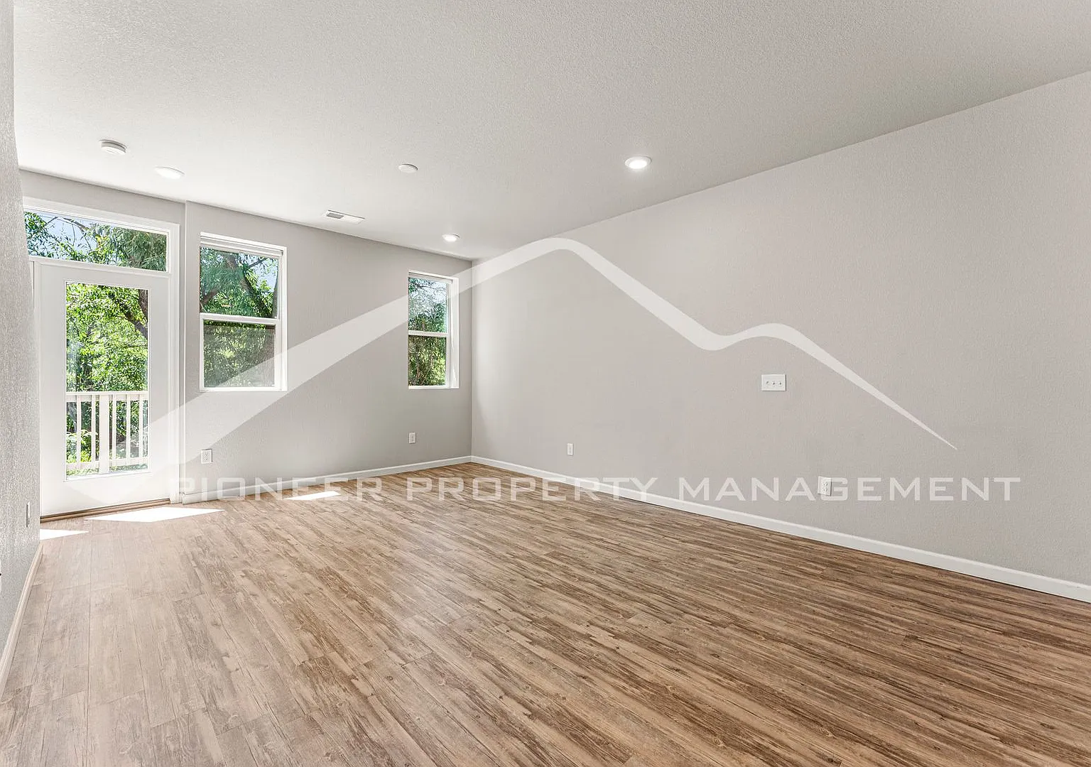 Beautiful Townhome with Attached Garage and Central A/C — Photo 2