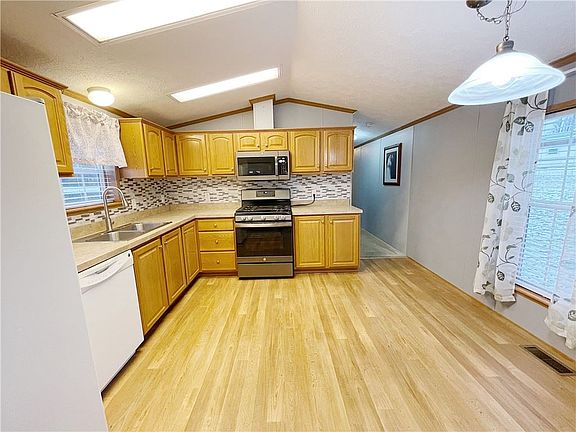 5th image of 115 Mountain View Dr