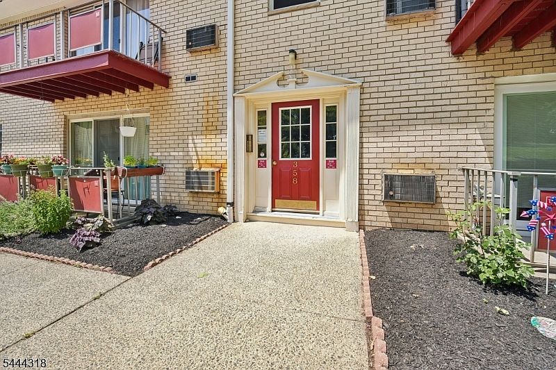 1st image of 354 Hoover Ave #98