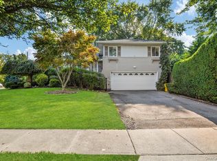 2 Doone Dr, Syosset, NY 11791