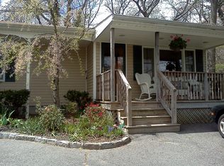 276 Oakwood Rd, Oakdale, NY 11769