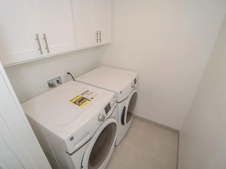 2631 S La Salle Ave — Photo 4