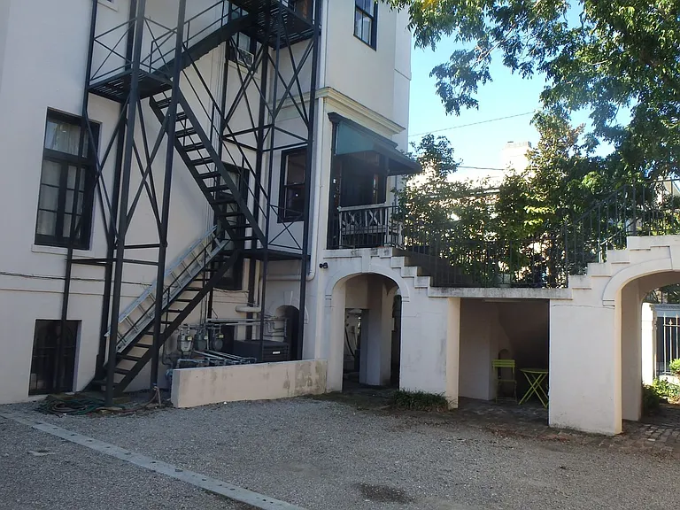 450 Whitaker St — Photo 2
