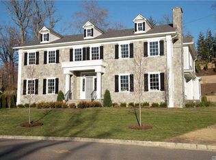 122 Plymouth Ct, Manhasset, NY 11030