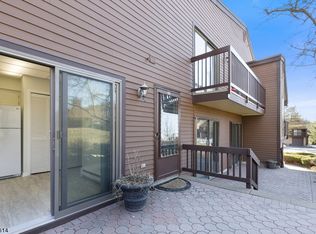 65 Meadowview Dr, Annandale, NJ 08801